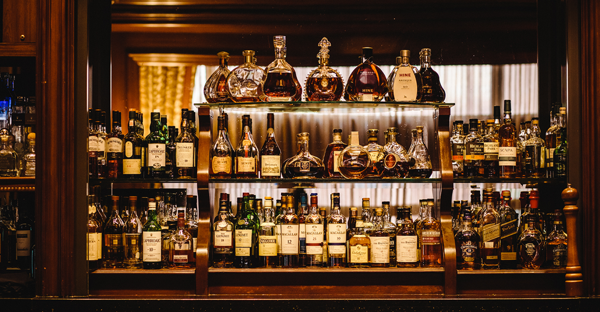 Whisky, Oysters, and More: Rowes Wharf Bar, Boston