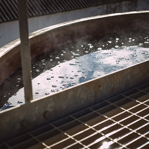 Speyburn's two spirit stills are hooked up to a traditional worm tub (pictured). The distillery's wash still, however, uses a shell and tube condenser. 